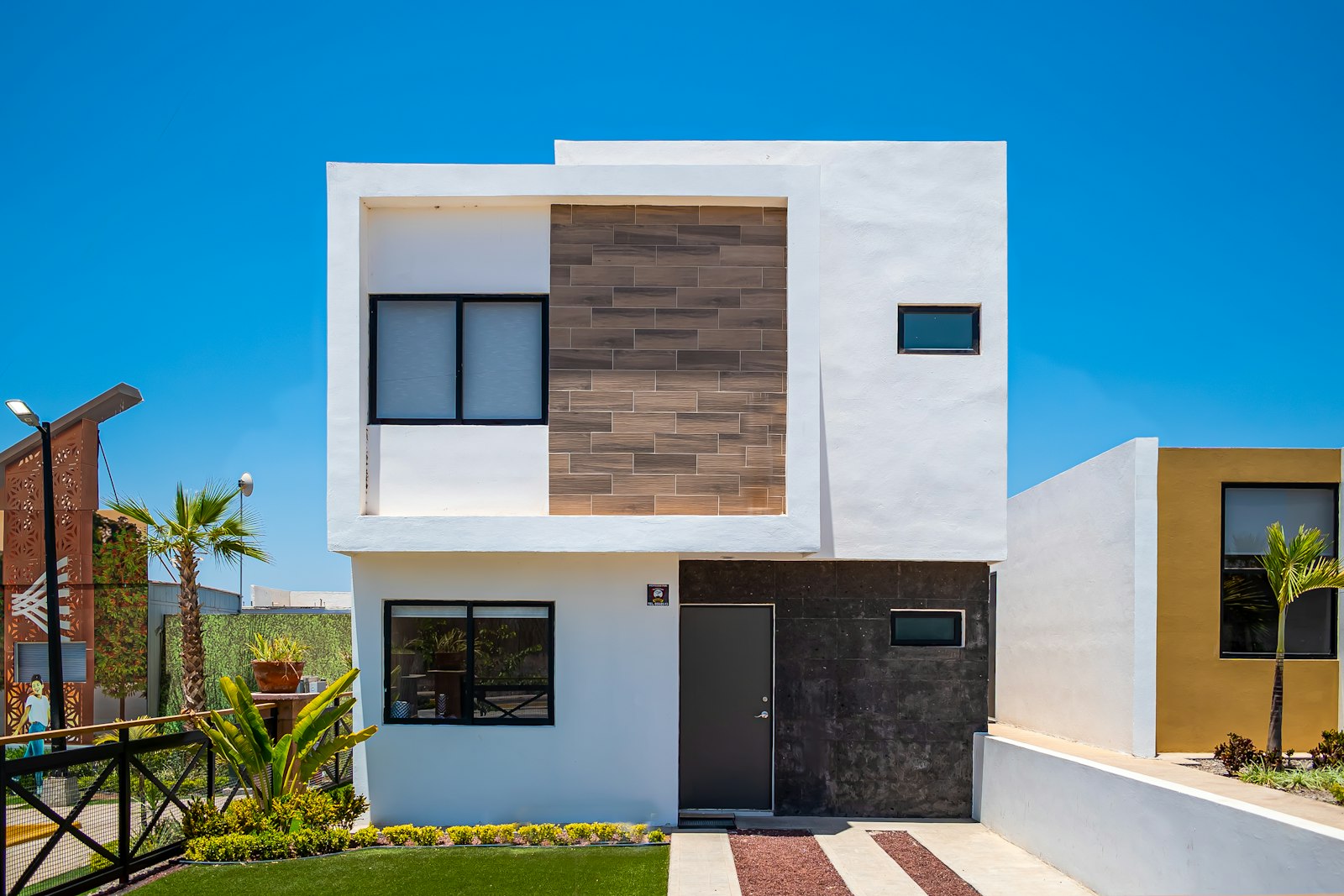 Casa de un fraccionamiento residencial mexicano, con jardín al frente